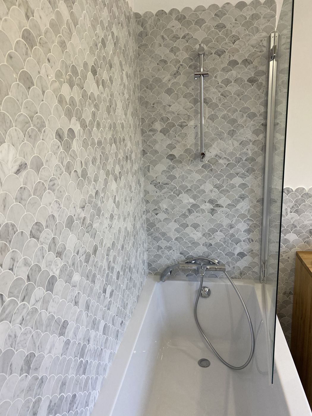 Baignoire avec mosaïque d'écailles en marbre