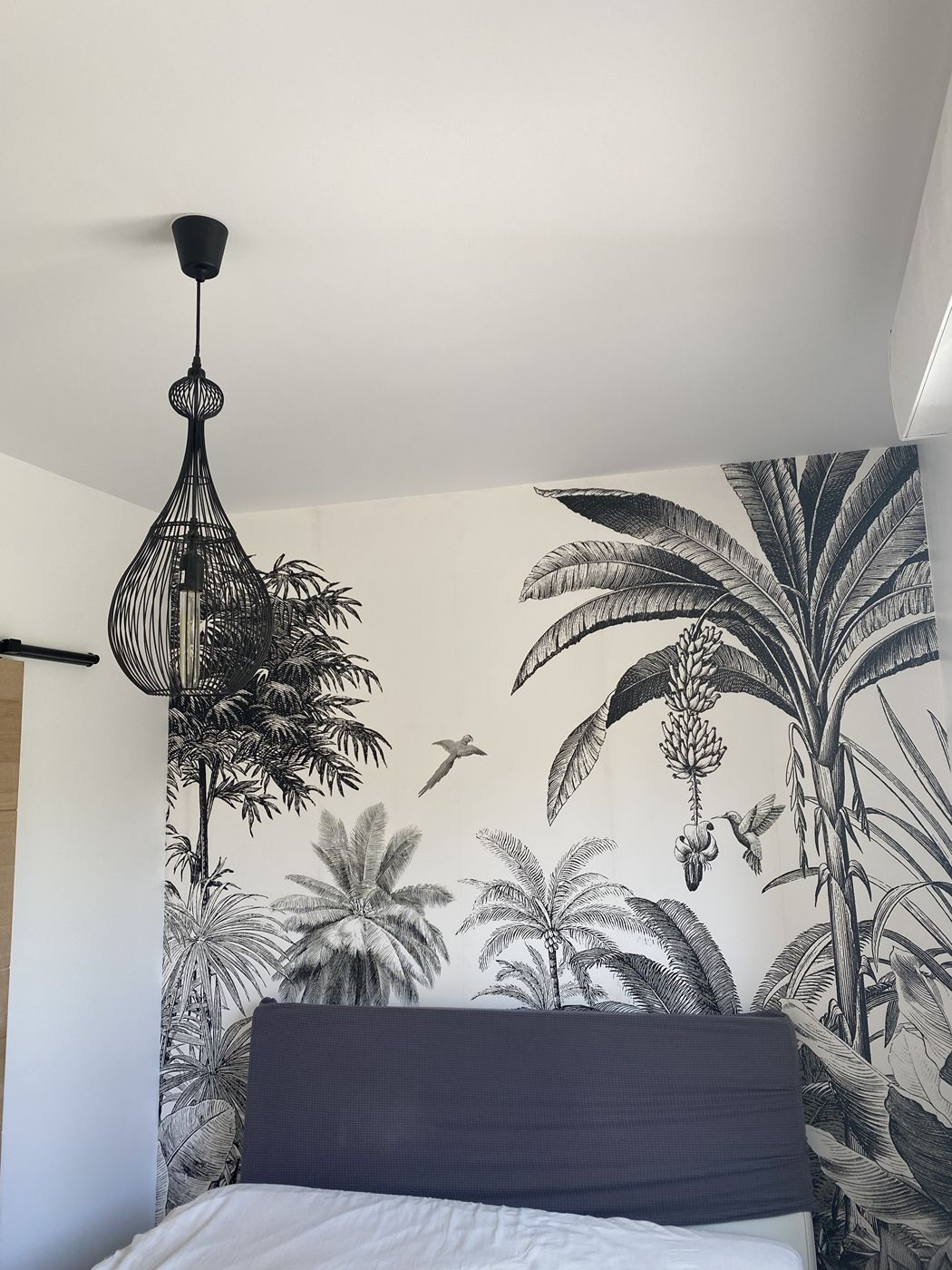 Chambre avec papier peint panoramique de palmiers en noir et blanc