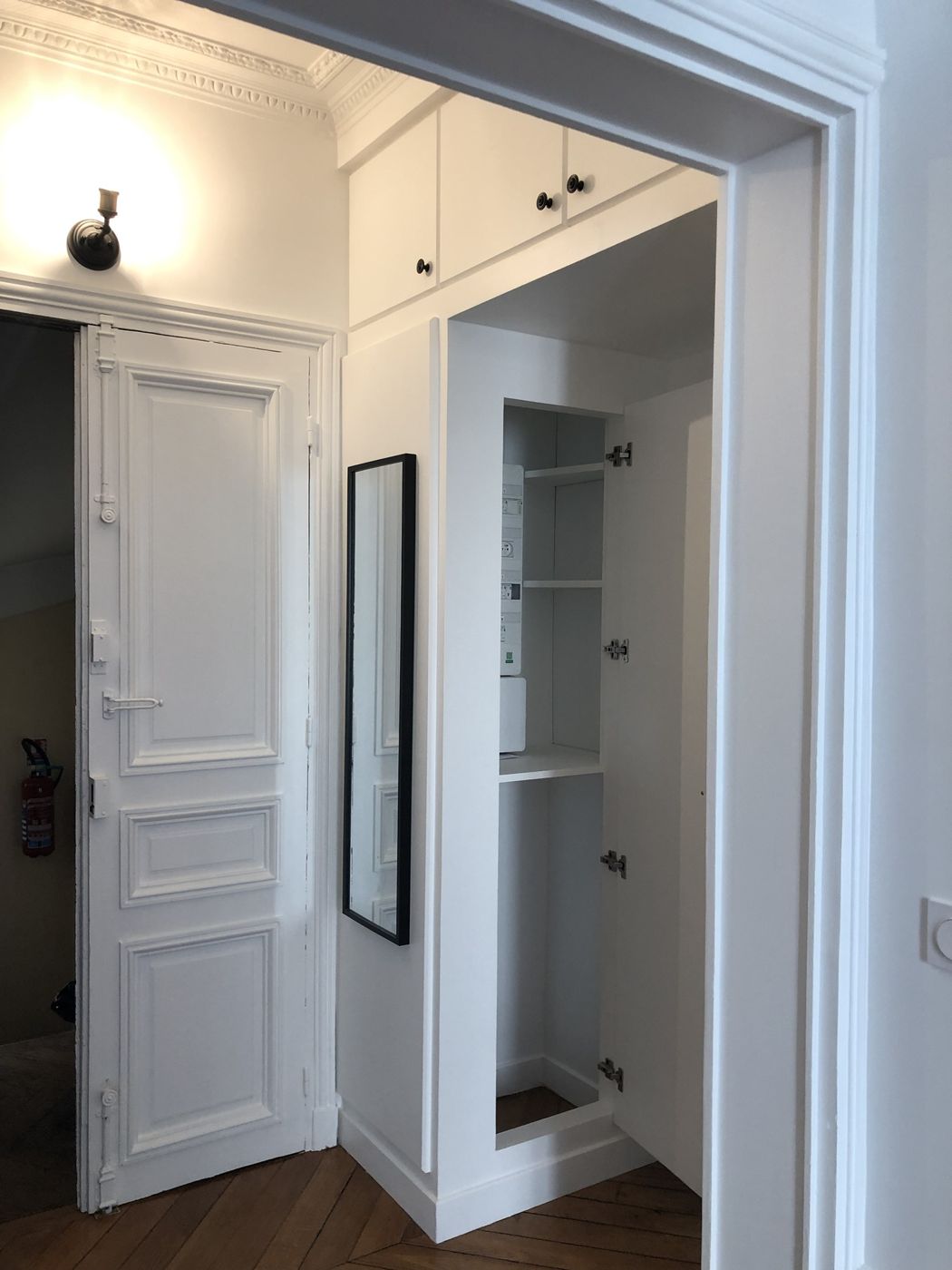 Placard sur mesure encastré avec rangements hauts, dans une entrée