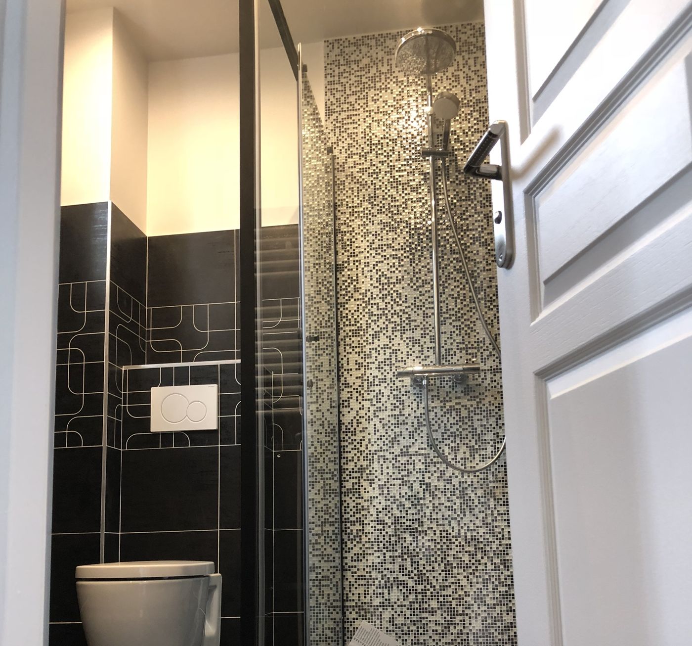 Salle de bain noire avec douche en mosaïque et sol hexagonal